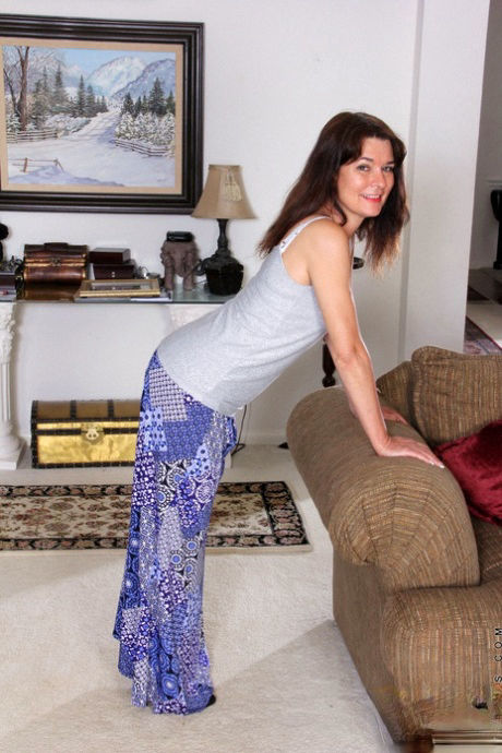 EUROPEMATURE Sweet mature Lori sextoys and fingers